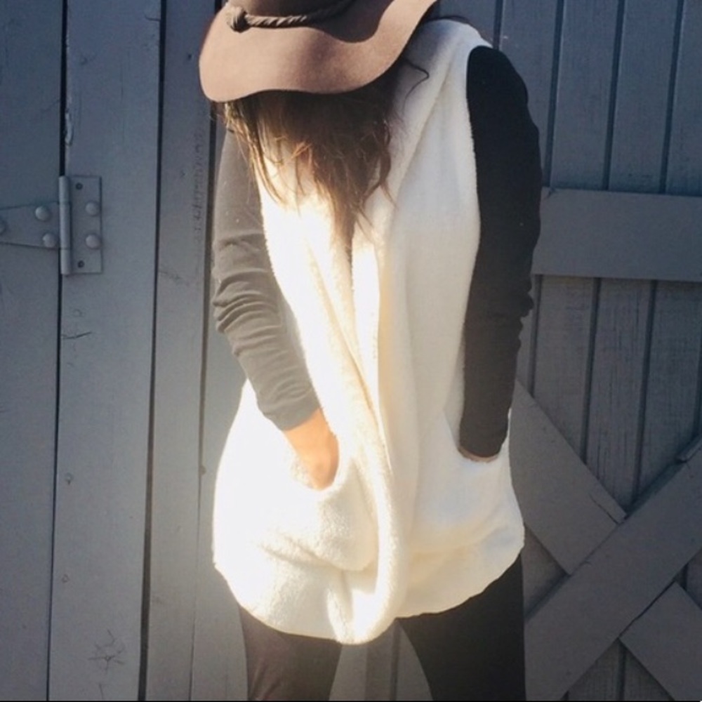 NEW🎈Oversized Ivory/Cream soft Sherpa vest - Picture 4 of 7